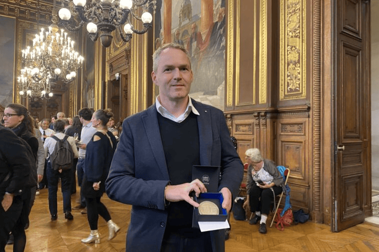 Etienne Perret receives the award
